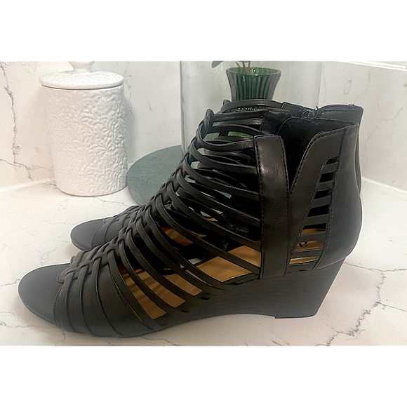 New Black sandals - Picture 2 of 3